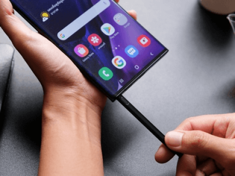 Samsung Galaxy S22 Ultra with built-in stylus on first renders 